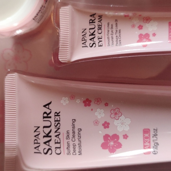 NIB Laikou Japan Sakura Skincare Set - Picture 5 of 9